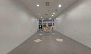 Imagem 4: Excelente loja comercial no Conjunto Comercial, com fachada de vidro, piso porcelanato, 02