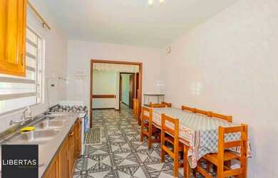 Imagem 7: Casa de 2 quartos, 2 banheiros,pátio,churrasqueira, 7 vagas no bairro Guarujá