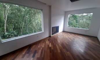 Imagem 2: CASA A VENDA NO ARUÃ COM LINDA RESERVA AO FUNDO E LATERAL COM 4 SUITES