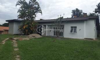 Imagem 2: Bela Casa com ampla área verde a venda em condomínio fechado