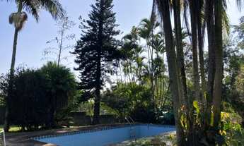 Imagem 2: Casa em condomínio com amplo terreno com mais 2 casas construídas