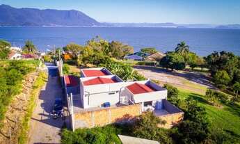 Imagem: Linda casa recém construída na Costeira