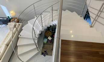 Imagem 6: Sobrado em Condomínio de alto padrão para venda possui 338 metros quadrados com 4 suítes