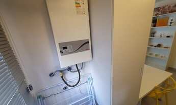 Imagem 3: Flat mobiliado com cozinha completa, geladeira grande, fogão e máquina de lavar roupa no a