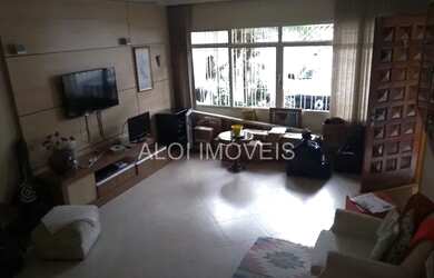 Imagem 3: Casa, de frente para praça das corujas. Casas cercadas por um imenso bosque com arvores d