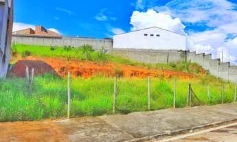 Imagem 3: Terreno com área total de 407m², em uma rua larga, com canteiro e sem saída