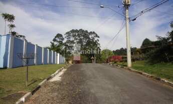 Imagem 4: Terreno praticamente plano em condomínio com edicula