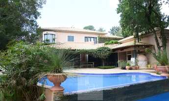 Imagem 3: Arquitetura Toscana com vista cinematográfica para campo de golfe