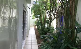 Imagem 7: Casa de condomínio para aluguel e venda possui 450 metros quadrados com 5 quartos