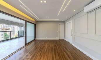 Imagem 3: Apartamento com planta ampla, reforma atual e lazer completo em localização vibrante, em P