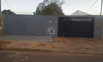 Imagem: CASA COM 3 QUARTOS E BOA SOBRA DE TERRENO