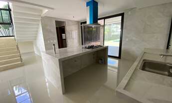 Imagem 3: Casa de condomínio sobrado para venda possui 335 metros quadrados com 5 quartos