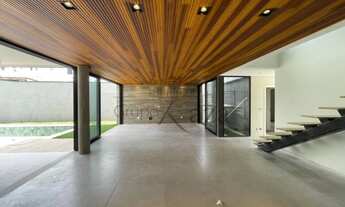 Imagem 7: Casa de condomínio para venda possui 394 metros quadrados com 5 quartos