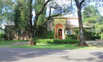 Imagem: Arquitetura Toscana com vista cinematográfica