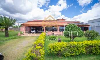 Imagem 3: Casa de condomínio térrea para venda possui 1950 metros quadrados com 4 quartos