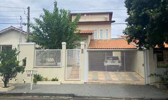 Imagem: Casa com três quartos e piscina à venda