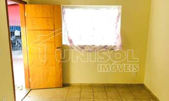 Imagem 4: A Unisol Imóveis aluga casa com três dormitórios e garagem para dois carros próximo ao Col