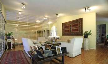 Imagem 2: 330m² de área construida, 3 dormitórios sendo 2 suítes, 5 banheiros, 3 salas, copa e cozin