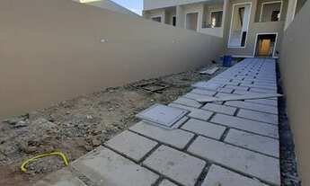 Imagem: Casa duplex espaçosa entregue com piscina