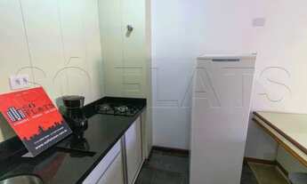 Imagem 7: Flat mobiliado com arrumação de quarto, com cozinha completa com geladeira grande. Sem bur