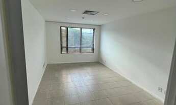 Imagem 2: Sala comercial, no coração da Barra, ótimo ponto! Colado ao Barra Shopping e ao Village Ma