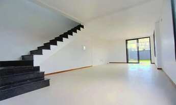 Imagem 3: Casa Nova de Alto Padrão com 3 Dormitórios e Quintal no Sul da Ilha - Campeche