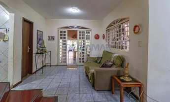 Imagem 2: Sobrado Colonial com 7 Quartos, 3 Suítes, 6 Vagas de Garagem e Ampla Área de Lazer à Venda