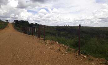 Imagem 3: FAZENDINHAS com a frente cercada e porteira