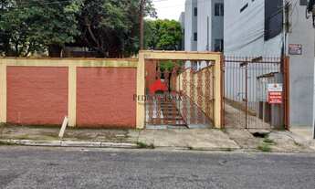 Imagem: Terreno com casas antigas na região da