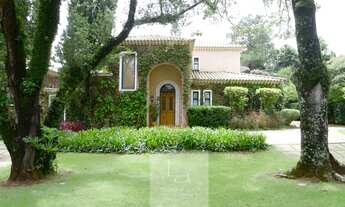 Imagem 2: Arquitetura Toscana com vista cinematográfica para campo de golfe