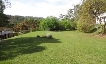 Imagem 2: Terreno praticamente plano em condomínio com edicula