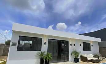 Imagem: Casa moderna com piscina e jardim