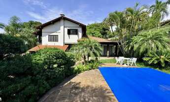 Imagem: Casa com 03 quartos e amplo terreno, no