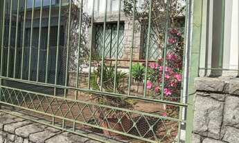 Imagem 2: Sobrado em rua tranquila