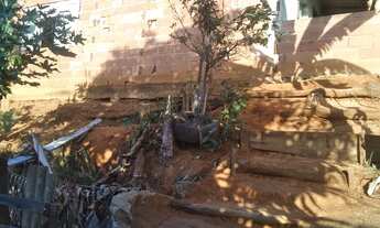 Imagem 3: Vendo uma casa com um grande terreno