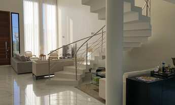 Imagem 4: Sobrado em Condomínio de alto padrão para venda possui 338 metros quadrados com 4 suítes