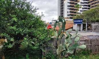 Imagem 5: Terreno com casas antigas na região da Vila Esperança - Penha