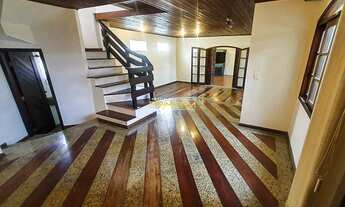 Imagem 5: Casa sobrado com 5 quartos sendo 1 suíte, 5 salas, lareira, sacadas, jardim, 4 vagas, 272m