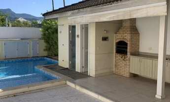 Imagem 5: Casa de condomínio para aluguel possui 340 metros quadrados com 5 quartos