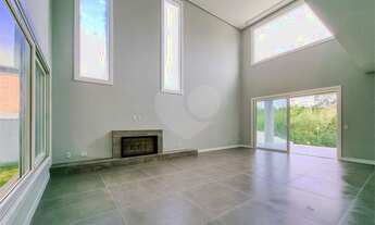 Imagem 3: Casa em condomínio com quatro suítes sendo tres na parte superior e uma no térreo