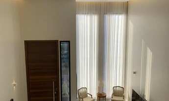 Imagem 3: Sobrado em Condomínio de alto padrão para venda possui 338 metros quadrados com 4 suítes