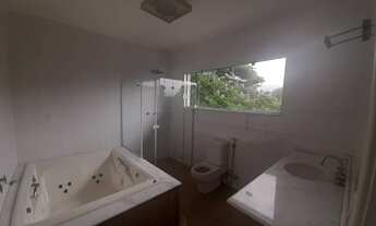 Imagem 7: CASA A VENDA NO ARUÃ COM LINDA RESERVA AO FUNDO E LATERAL COM 4 SUITES