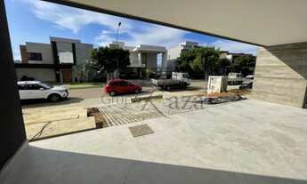 Imagem 4: Casa de condomínio para venda possui 394 metros quadrados com 5 quartos