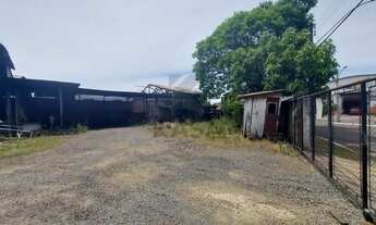 Imagem 2: Área com ótima localização, com aproximadamente 2.000m², construído um galpão com pé direi
