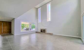 Imagem: Casa em condomínio com quatro suítes sendo