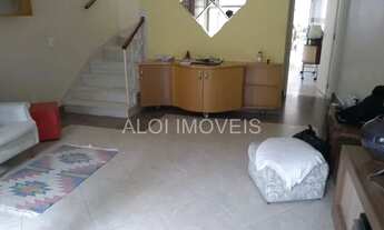 Imagem 2: Casa, de frente para praça das corujas. Casas cercadas por um imenso bosque com arvores d