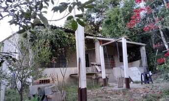 Imagem: Terreno com uma casa em fase de acabamento