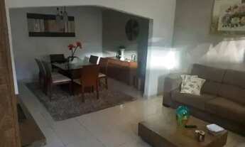 Imagem 6: Casa com garagem grande