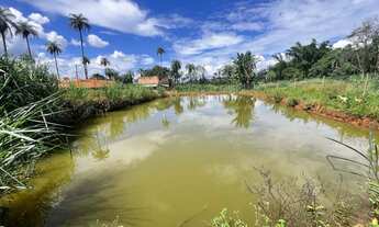 Imagem: Terreno com lagoa
