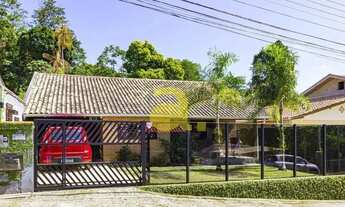 Imagem 2: Casa com piscina e área de festas